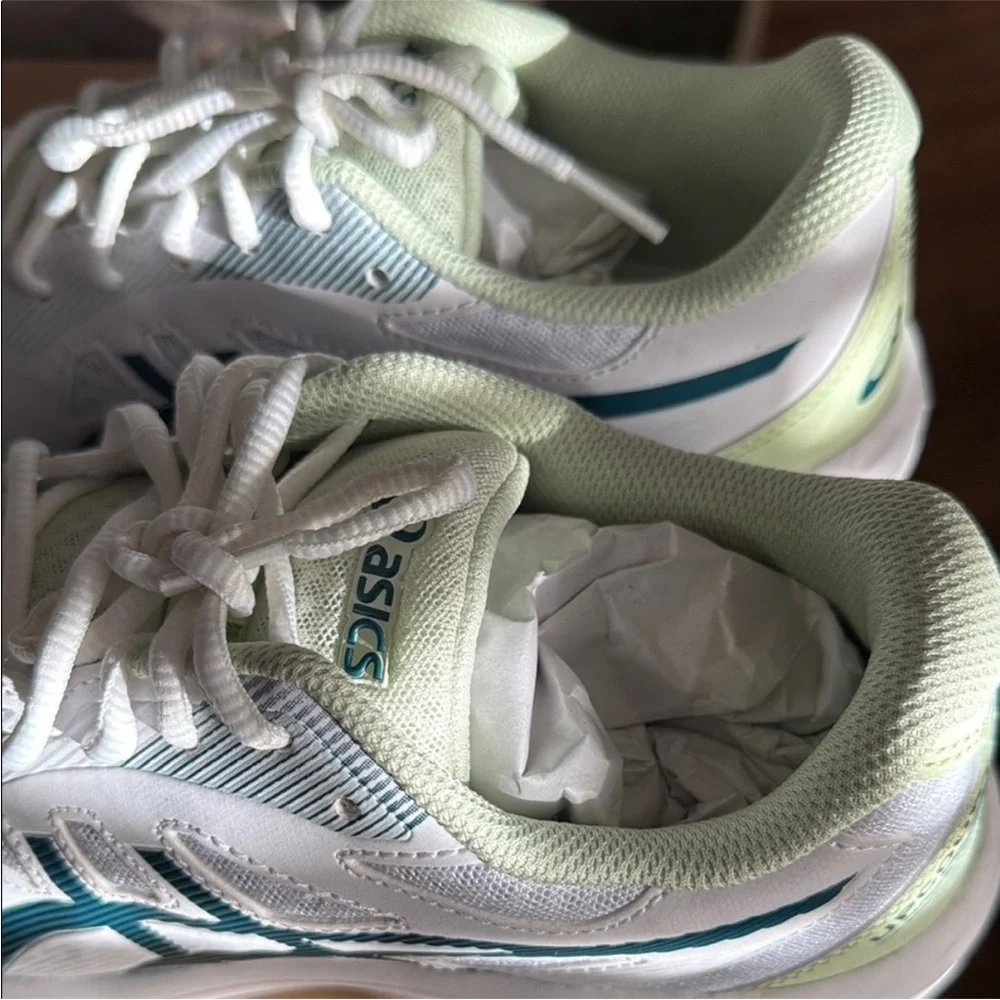 ASICS Women’s up court‎ 5 sneakers Sz 10.5 NWT
